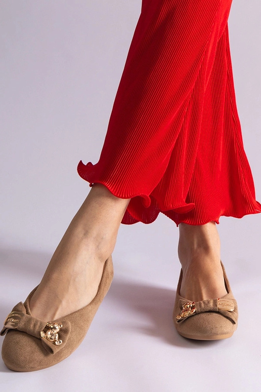 Brūni baleta dzīvokļi, kas dekorēti...