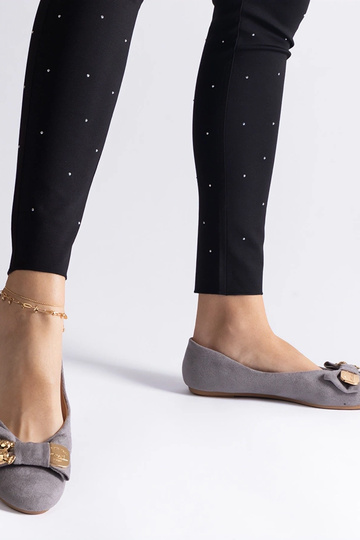 Pelēki baleta plakti, kas... 2