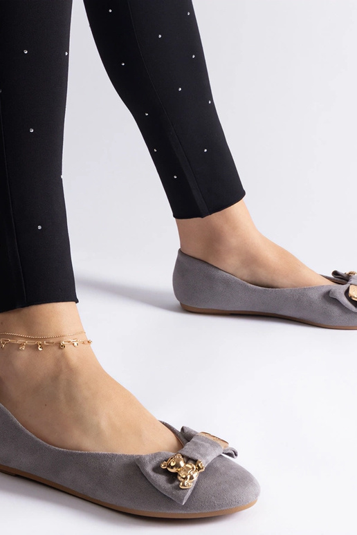 Pelēki baleta plakti, kas dekorēti ar...