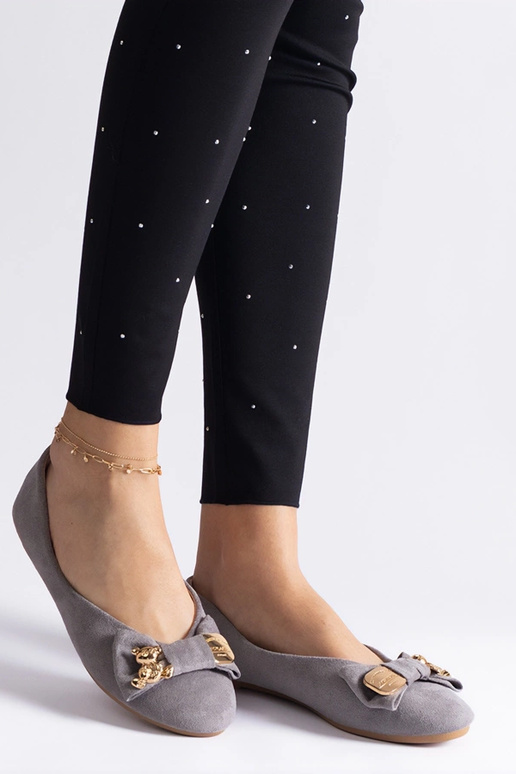 Pelēki baleta plakti, kas dekorēti ar...