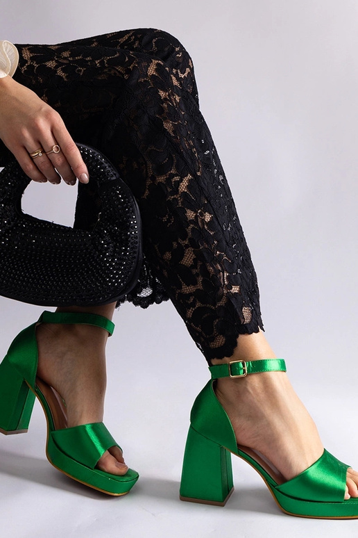 Zaļas satīna kuplas papēžu sandales...