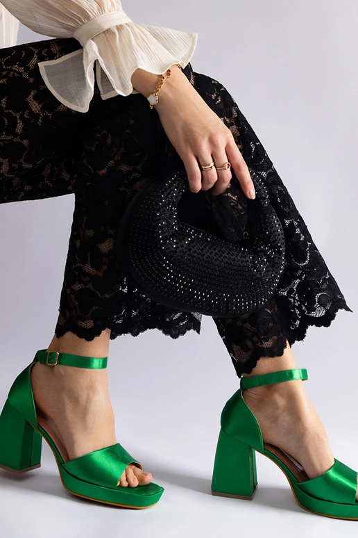 Zaļas satīna kuplas papēžu sandales...