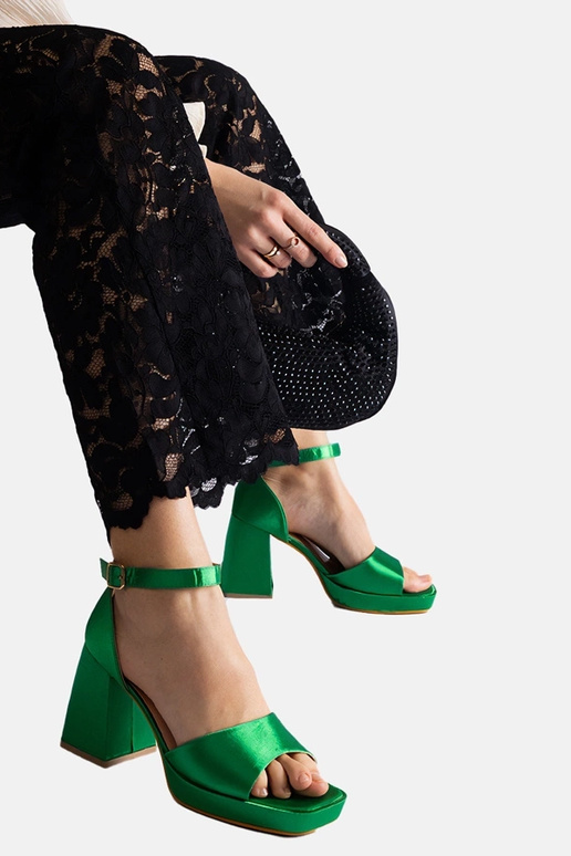 Zaļas satīna kuplas papēžu sandales...