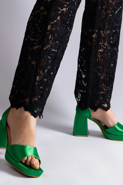 Zaļas satīna kuplas papēžu sandales...