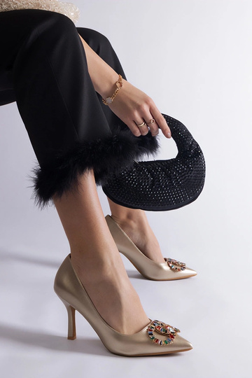 Zelta papēži, kas dekorēti...