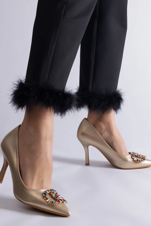 Zelta papēži, kas dekorēti ar...