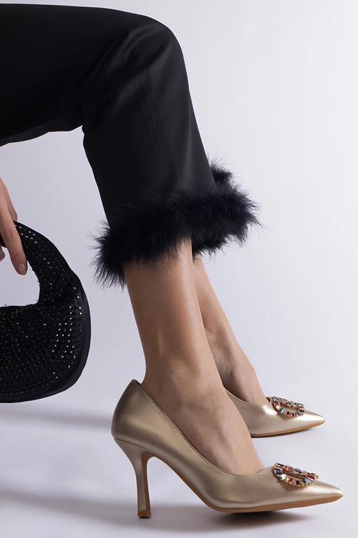 Zelta papēži, kas dekorēti ar...