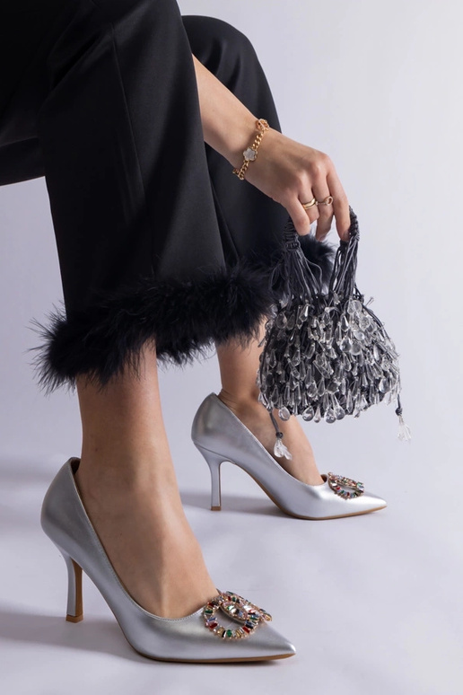 Sudraba papēži, kas dekorēti ar...