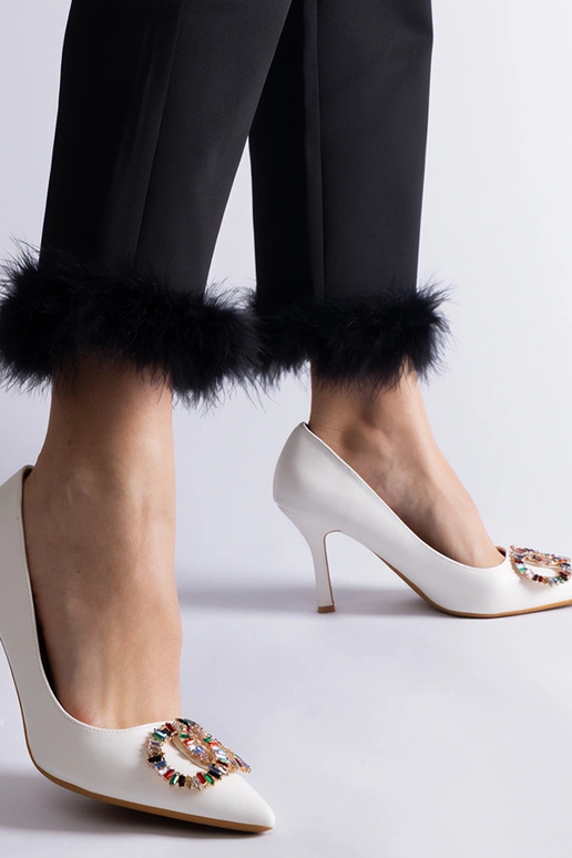 Baltas augstpapēžu kurpes, kas...