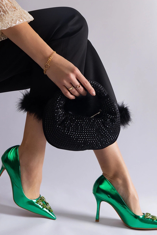 Zaļi lakādas stileti, kas dekorēti ar...