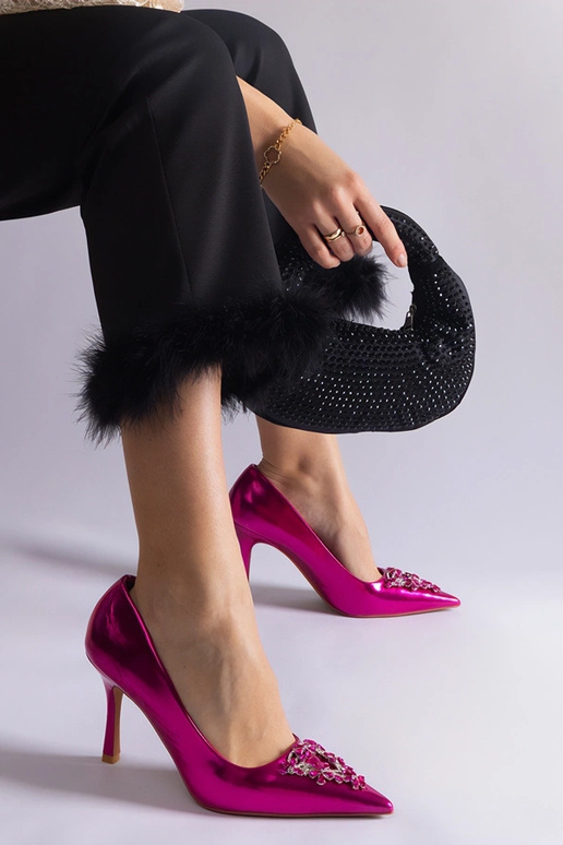 Rozā lakādas stileti, kas dekorēti ar...