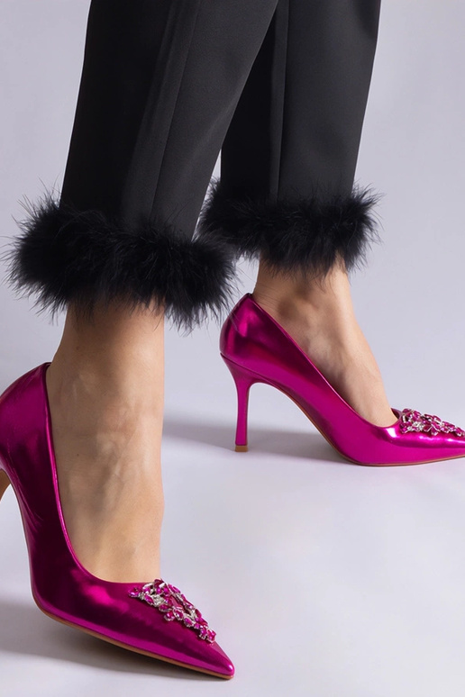 Rozā lakādas stileti, kas dekorēti ar...