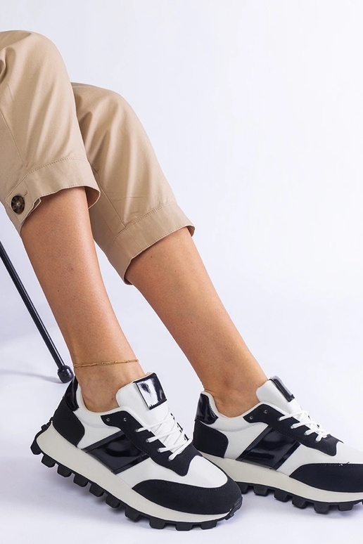 Melnas kedas ar redzamu Restia aizsargu