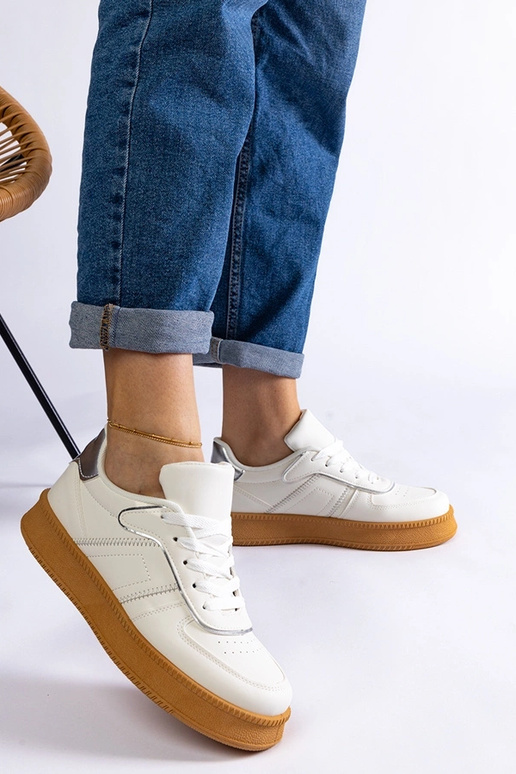 Baltas šņorējamas kedas uz platformas...