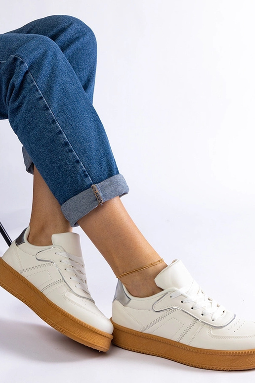 Baltas šņorējamas kedas uz platformas...