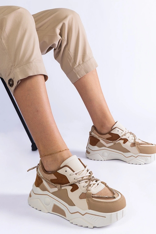 Brūnas kedas dekorētas ar Valdez...