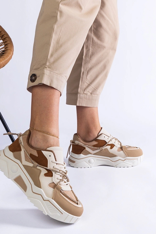 Brūnas kedas dekorētas ar Valdez...