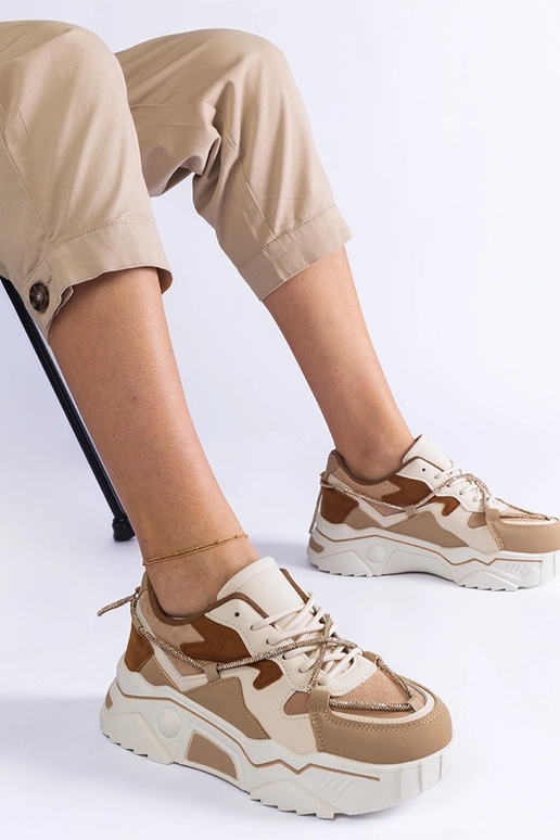 Brūnas kedas dekorētas ar Valdez...