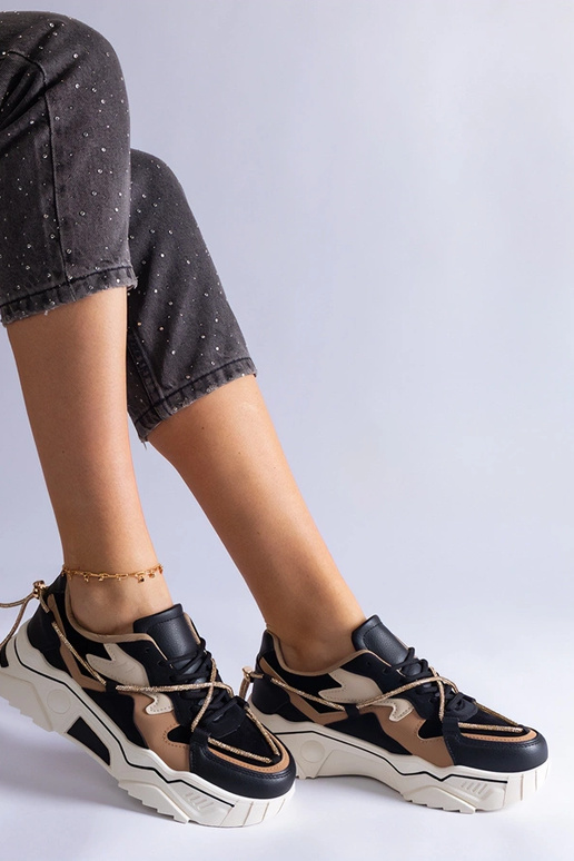 Melnas kedas dekorētas ar Valdez...