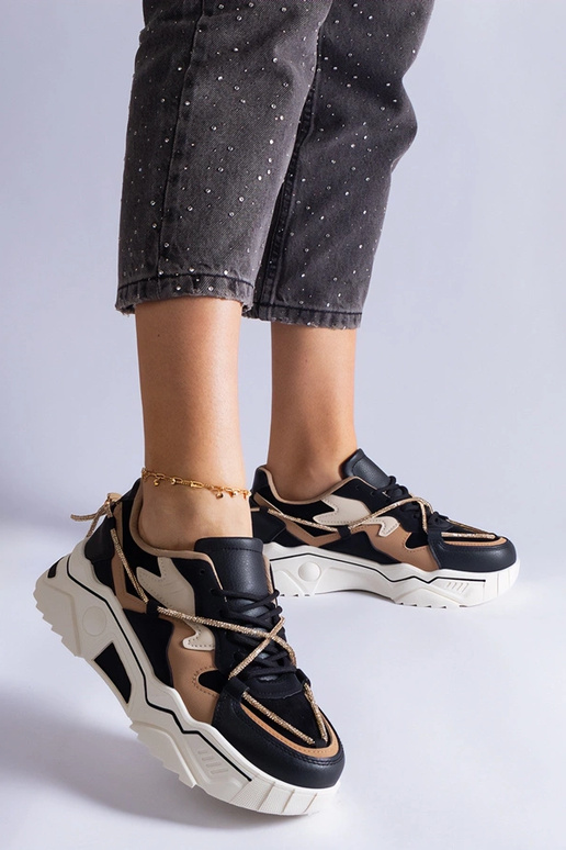 Melnas kedas dekorētas ar Valdez...