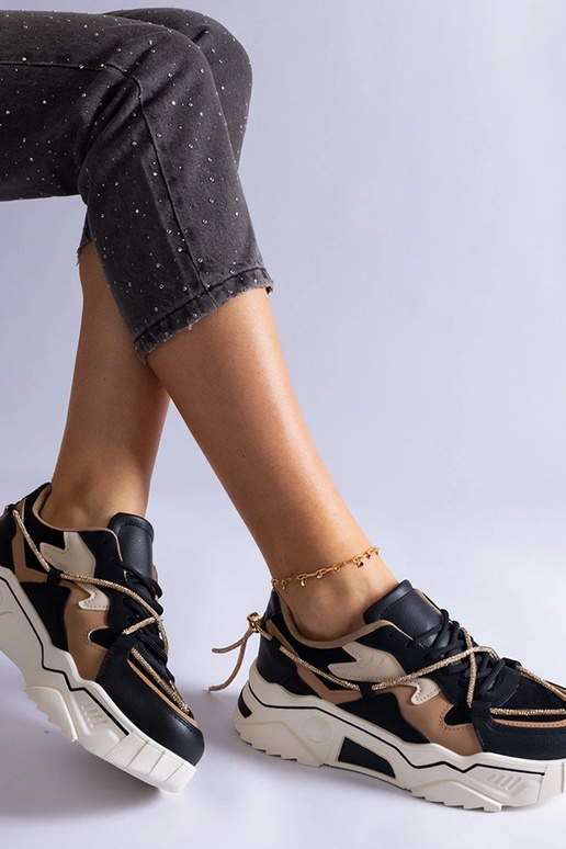 Melnas kedas dekorētas ar Valdez...