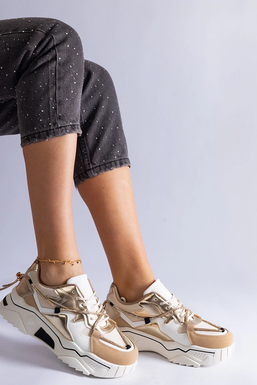 Bēšas kedas dekorētas ar Valdez...