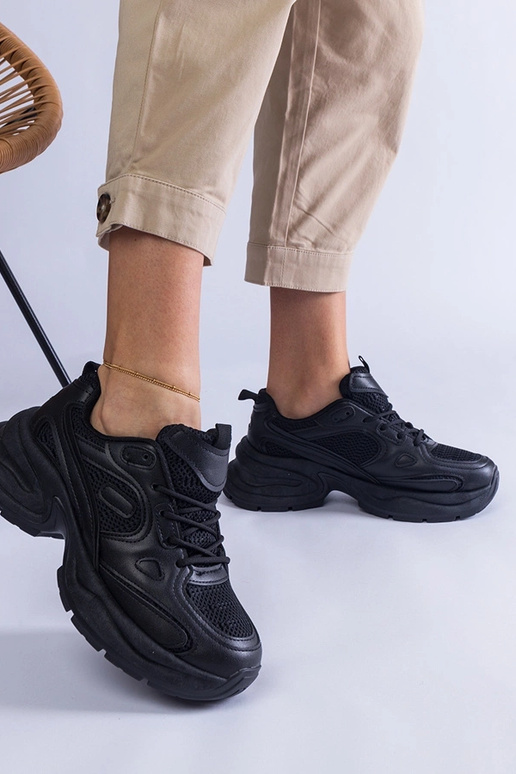 Melnas kedas ar masīvu Adom zoli