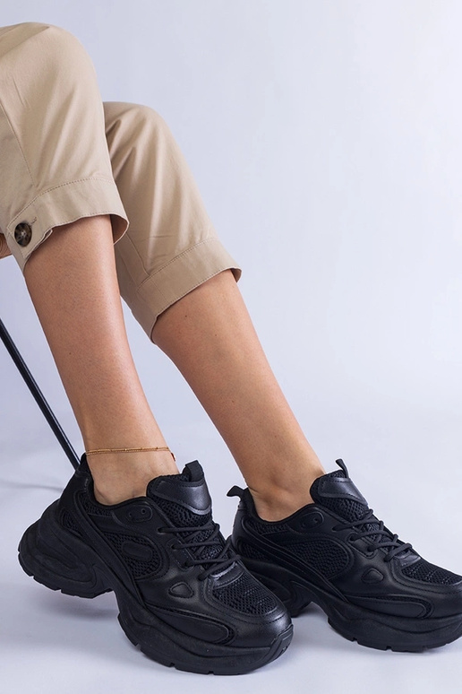 Melnas kedas ar masīvu Adom zoli