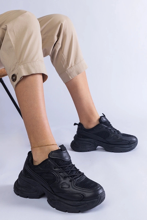 Melnas kedas ar masīvu Adom zoli