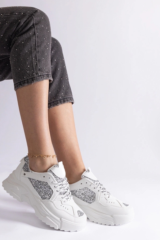 Baltas sieviešu kedas ar mirdzošiem...