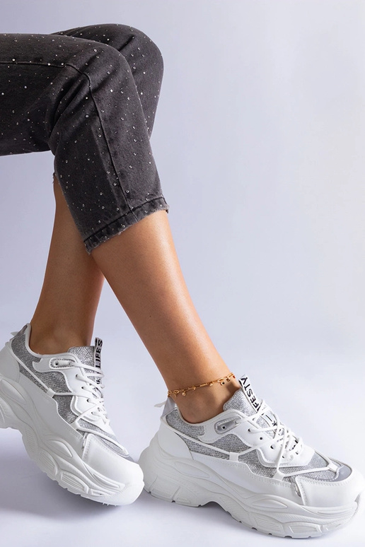 Baltas kedas ar mirdzošiem ieliktņiem...