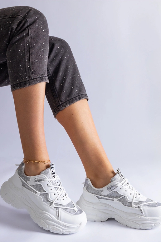 Baltas kedas ar mirdzošiem ieliktņiem...