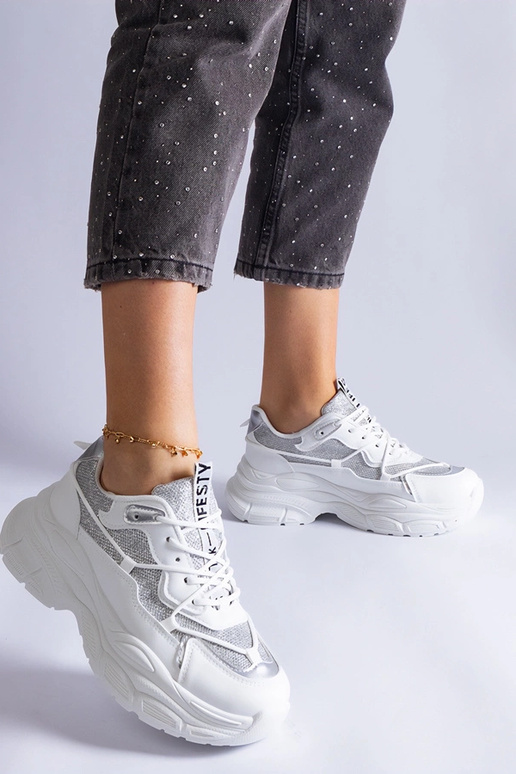 Baltas kedas ar mirdzošiem ieliktņiem...