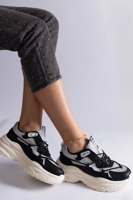 Melnas kedas ar mirdzošiem ieliktņiem...