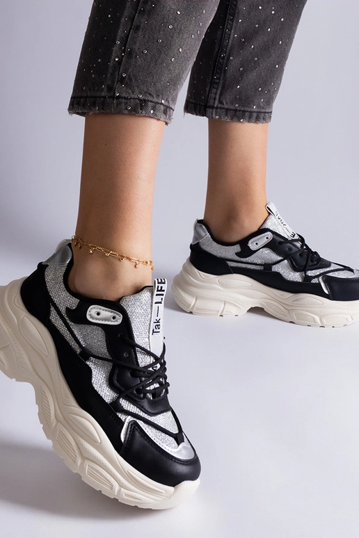 Melnas kedas ar mirdzošiem ieliktņiem...