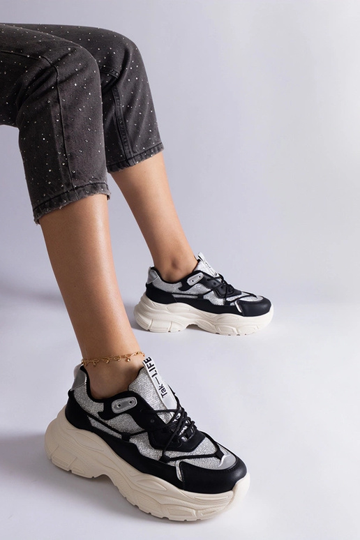 Melnas kedas ar mirdzošiem ieliktņiem...