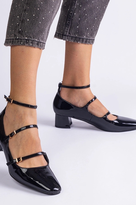 Melnas lakādas pumpas ar Hermaņa...