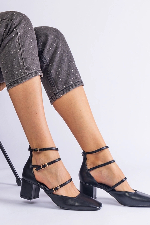 Melnas pumpas ar bloka papēdi un...