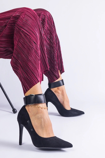 Melnas augstpapēžu pumpas...