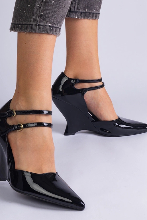 Melnas lakādas pumpas uz ķīļa ar... Melnas lakādas pumpas uz ķīļa ar...