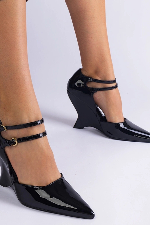 Melnas lakādas pumpas uz ķīļa ar... Melnas lakādas pumpas uz ķīļa ar...