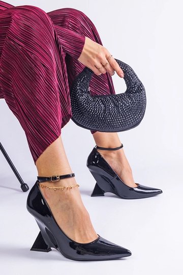 Florianda melni lakotiņi uz...