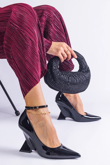 Florianda melni lakotiņi uz... 2