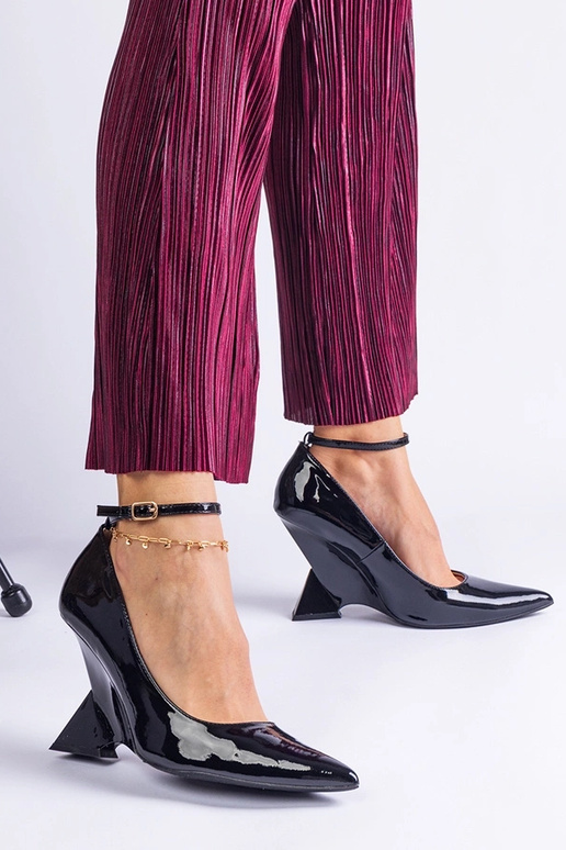 Florianda melni lakotiņi uz platformas