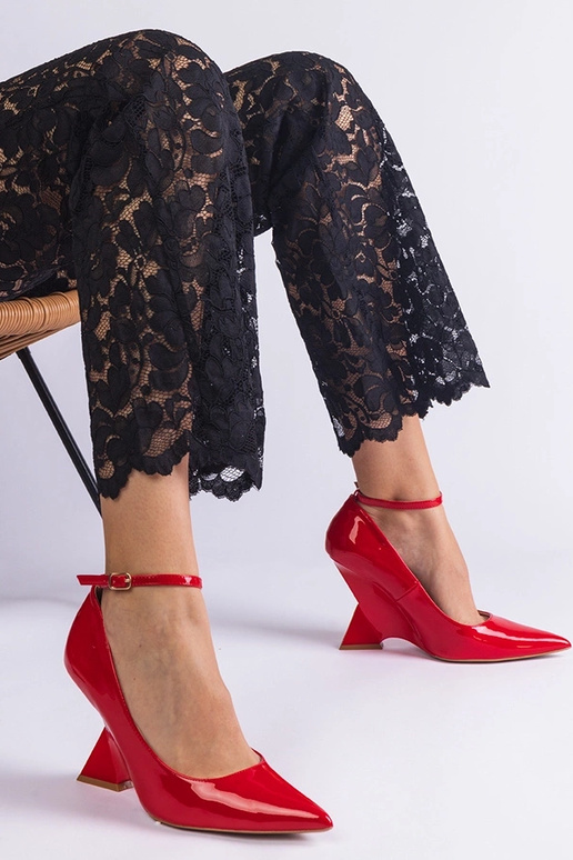 Florianda sarkani lakotiņi uz platformas