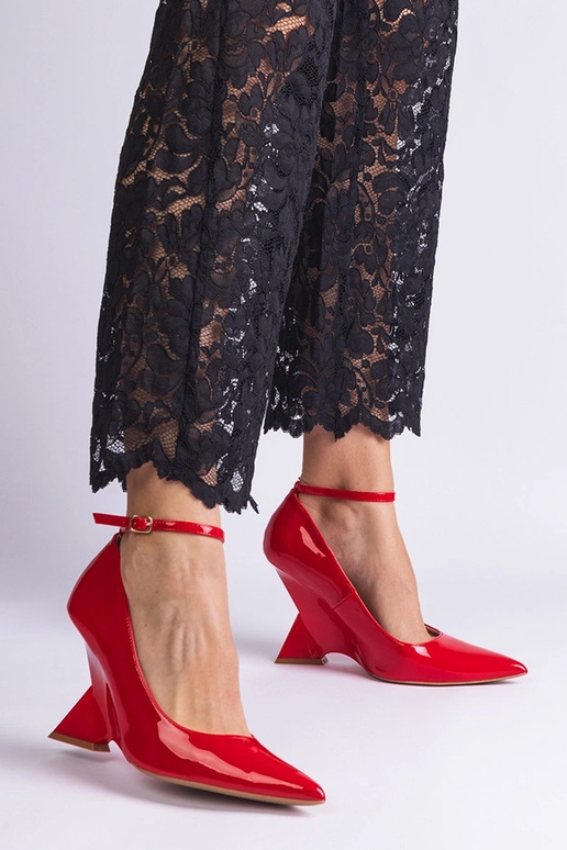 Florianda sarkani lakotiņi uz platformas