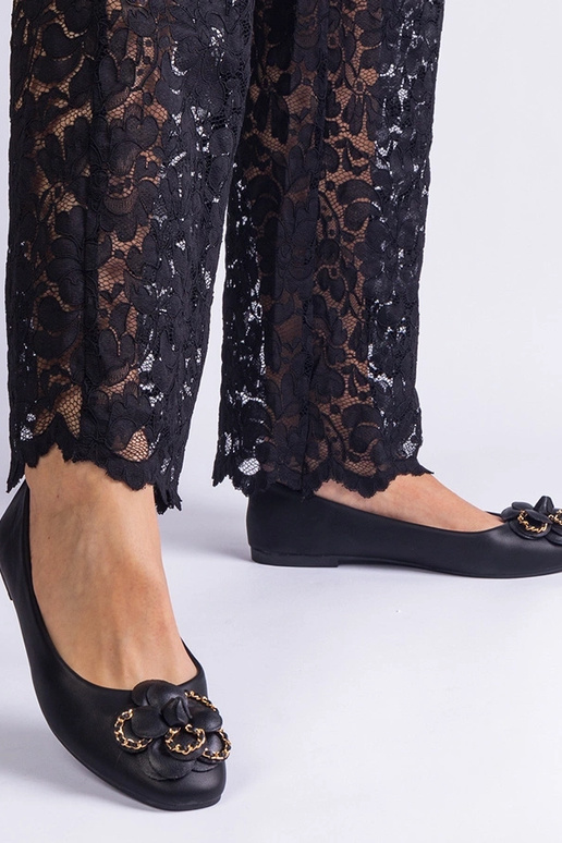 Melni baleta dzīvokļi, kas dekorēti...