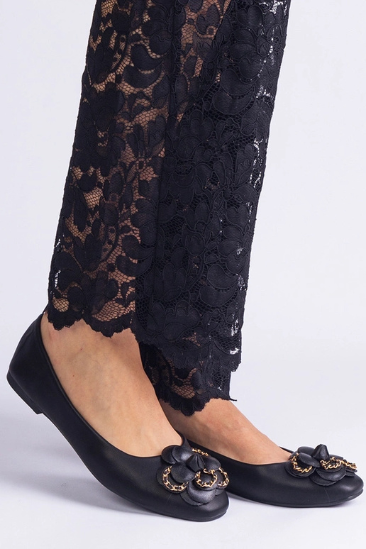 Melni baleta dzīvokļi, kas dekorēti...