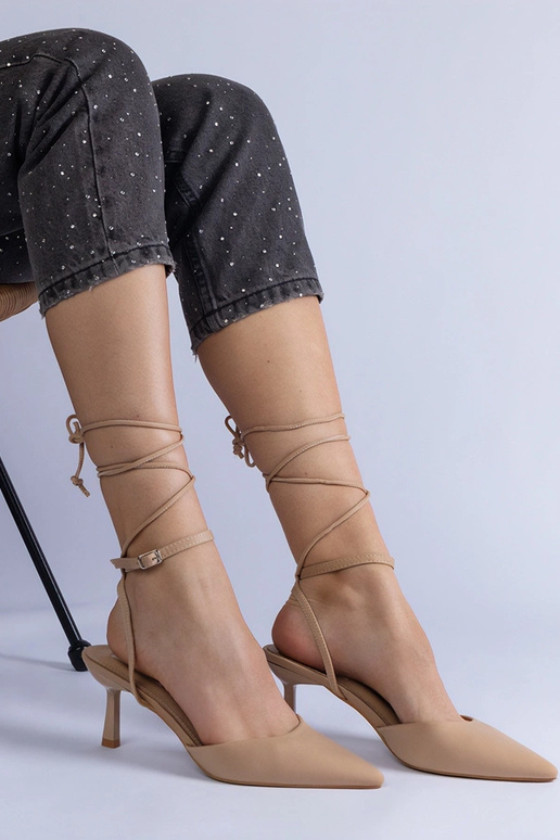 Ap potīti piesieti smilškrāsas...