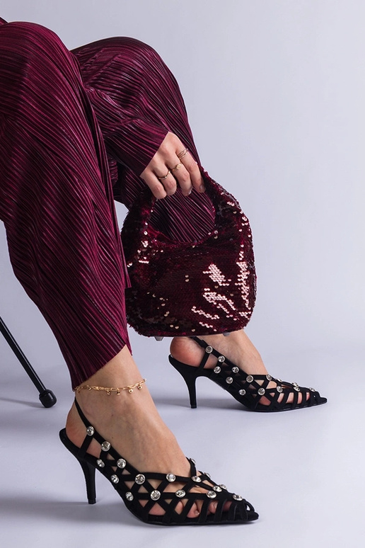 Melnas pītas sandales ar akmeņiem...